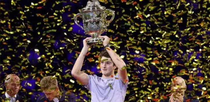 João Fonseca ergue o troféu de campeão do ATP da Basileia
