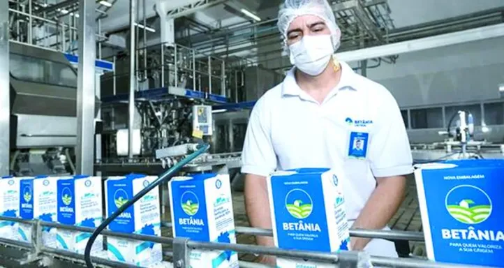 A companhia coleta mais de 1,1 milhão de litros por dia e abastece mais de 57 mil pontos de venda — estrutura, escala e capacidade para atuar como âncora de mercado nos estados onde opera