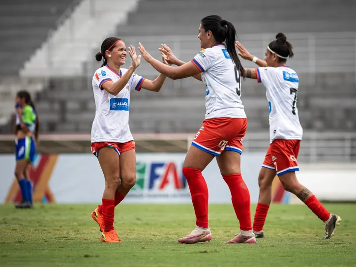 Jogadoras de Alagoas comemoram a vitória e a classificação