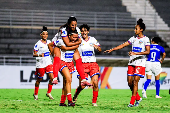 Atletas da Seleção de AL em festa na vitoria sobre Pernambuco