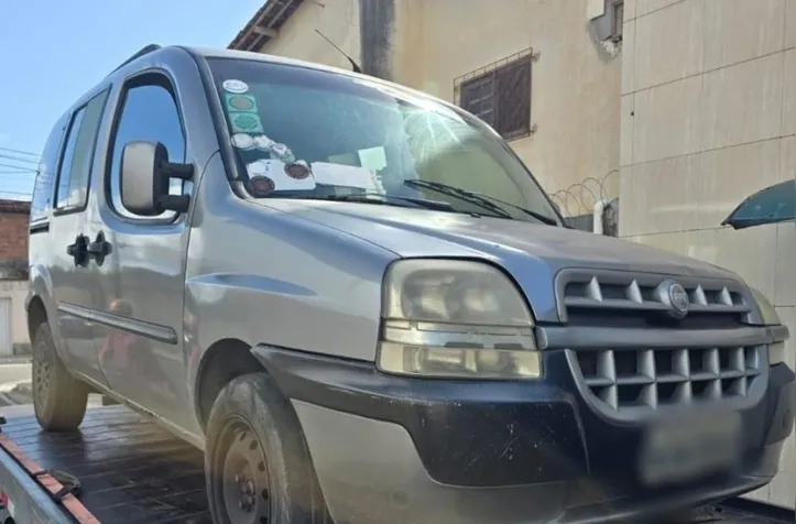 Veículo fazia tranporte escolar irregular