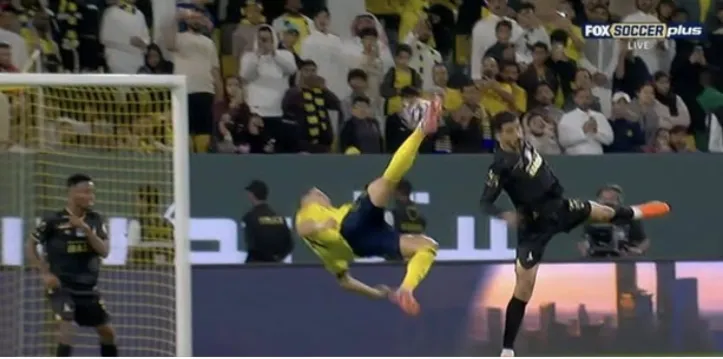 Aos 40 anos de idade, CR7 fez um golaço contra o Al-Khaleej