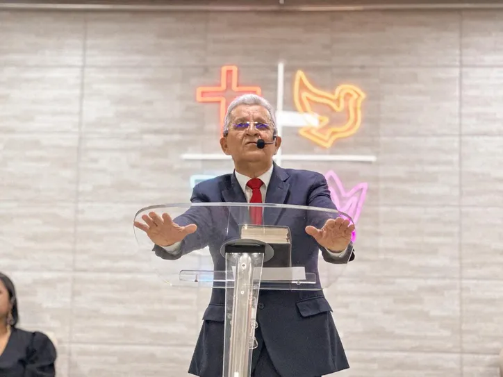 Pastor Menezes celebra com a sua igreja ‘O Rei que há de vir’