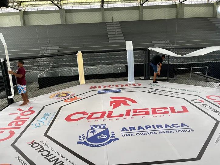 Octógono montado para o Coliseu Extreme Fight