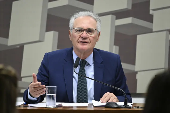 Comissão de Assuntos Econômicos (CAE) realiza reunião com 3 itens. Entre eles, o PL 1.087/2025, que altera as Leis nºs 9.250, de 26 de dezembro de 1995, e 9.249, de 26 de dezembro de 1995, para instituir a redução do imposto sobre a renda devido nas bases de cálculo mensal e anual e a tributação mínima para as pessoas físicas que auferem altas rendas; e dá outras providências.

À mesa, presidente da CAE, senador Renan Calheiros (MDB-AL), conduz reunião. 

Foto: Edilson Rodrigues/Agência Senado