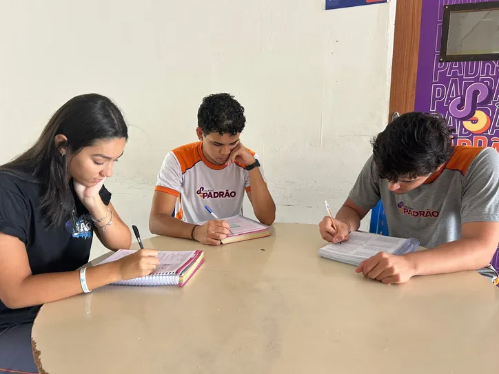 Estudantes se preparam para exame que começa no dia 9 de novembro