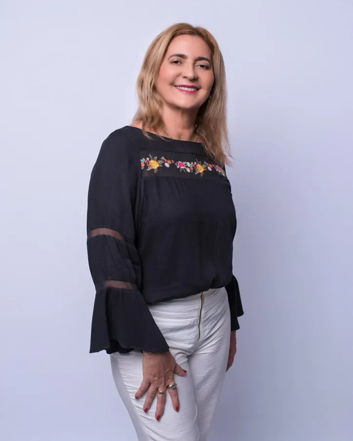 Imagem ilustrativa da imagem Eliana Custódio lança ‘Travessia’ e transforma dor em poesia na Bienal