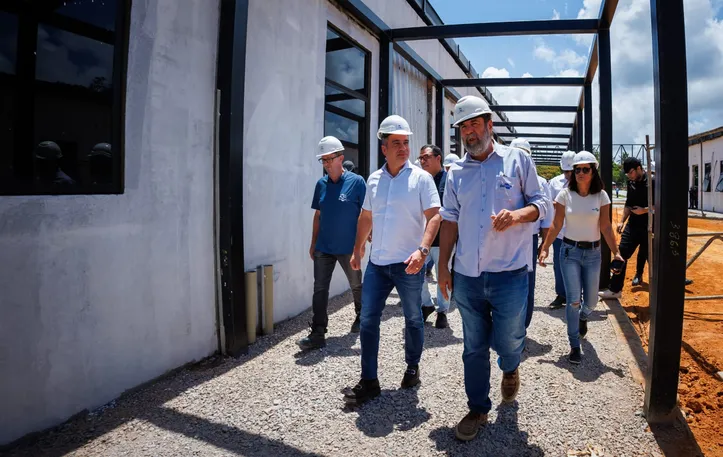 Governador Paulo Dantas, e o chefe-geral da Embrapa Alimentos e Territórios, Flávio Veloso, visitaram as obras da nova unidade da Embrapa