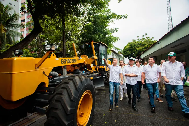 Renan Filho, Renan Calheiros, Paulo Dantas e Carlos Fávaro participaram da entrega de máquinas agrícolas em Maceió nessa sexta