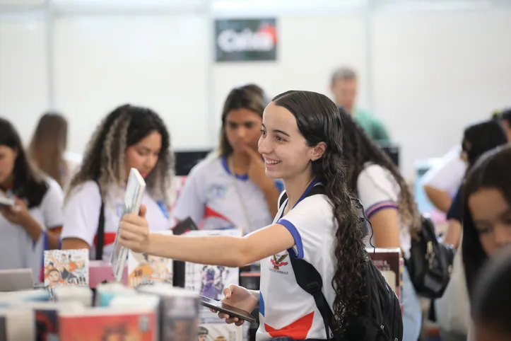 Estudantes conferem lançamentos na Bienal do Livro