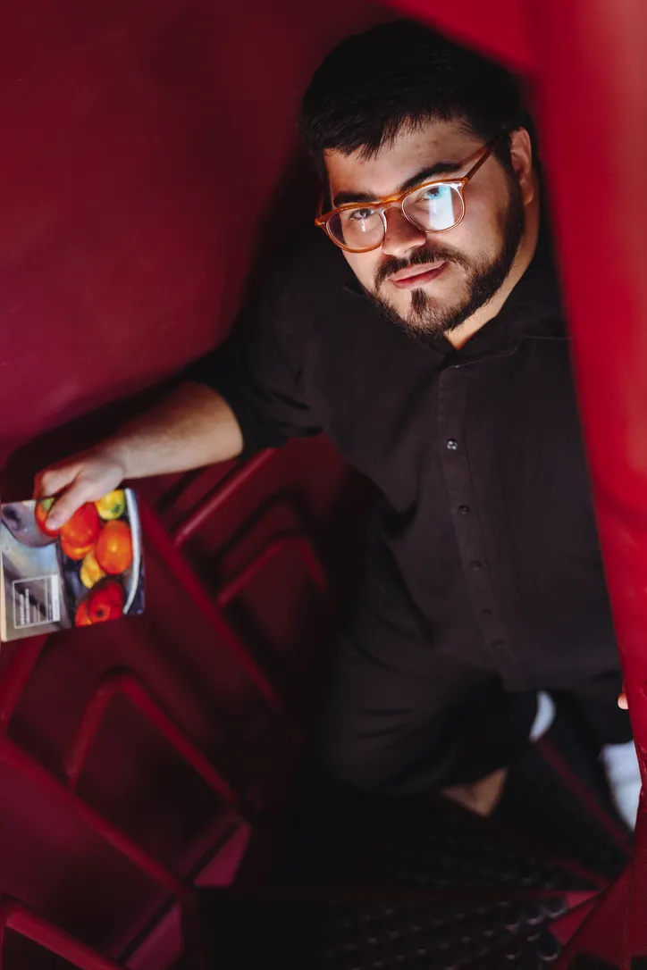 Imagem ilustrativa da imagem Espelho fragmentado de verdades incômodas, o novo livro de Maylson Honorato