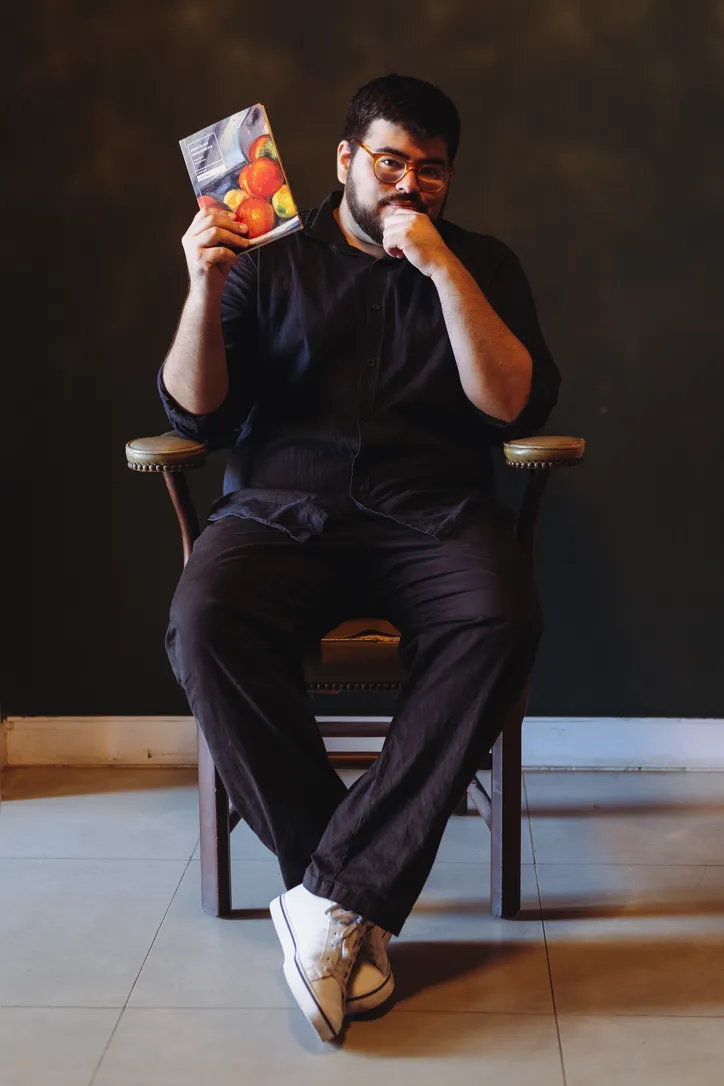 Filho do poeta Audálio Honorato, Maylson cresceu entre livros e diz ter descoberto cedo a palavra como destino — caminho que agora se afirma em “Bromélias imaginárias”