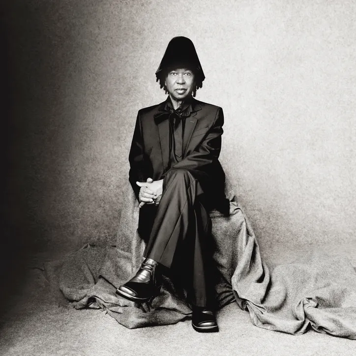 Imagem ilustrativa da imagem 'Estou de tanque cheio': Djavan fala de amor, intuição e 50 anos de carreira em entrevista