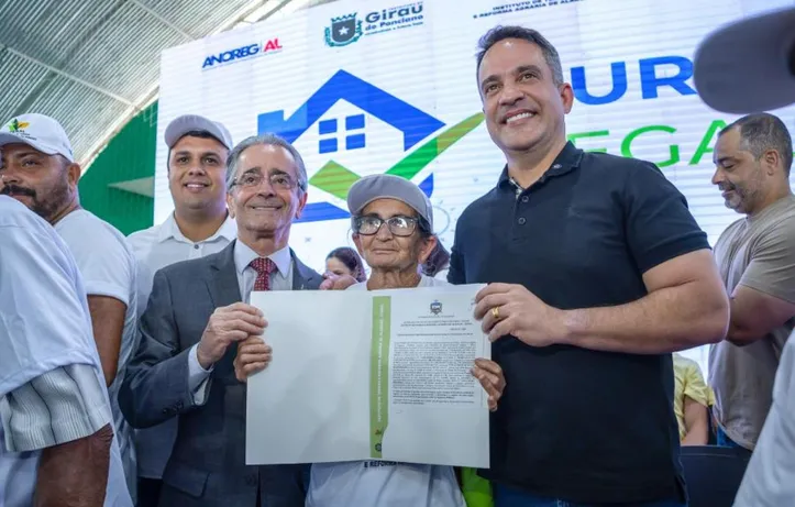 Governador Paulo Dantas fez a entrega de títulos, ao lado do desembargador Fábio Bittencourt
