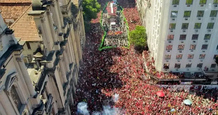 Torcedores lutaram as ruas no Rio de Janeiro fazendo a festa do Fla