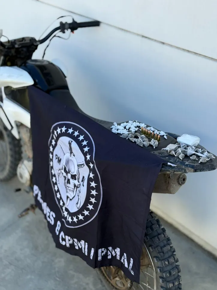 Polícia Militar apreendeu motocicleta e drogas com o suspeito