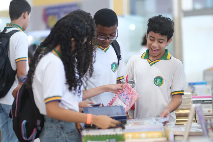 Imagem ilustrativa da imagem Fim de semana tem escritor e roteirista Raphael Montes na Bienal do Livro