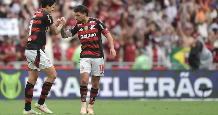 Pedro e Arrascaeta comemoram um dos gols do Flamengo