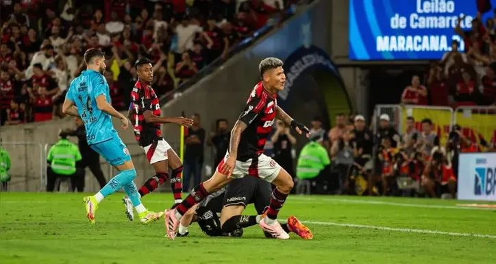 Jorge Carrascal comemora gol pelo Flamengo contra o Santos