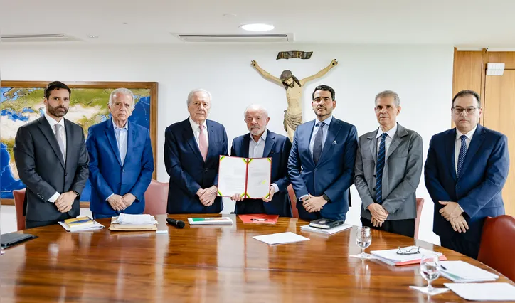 Ao lado de vários ministros, o Presidente Lula assinou o projeto de lei antifacção e o encaminhou ao Congresso Nacional
Foto: Ricardo Stuckert / PR