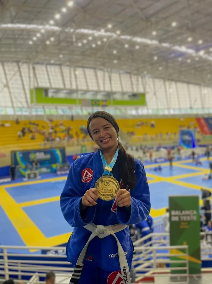 Ysmim Sanae com a medalha conquistada em Barueri-SP