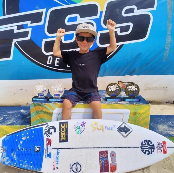 João do “Fusca” concilia a paixão pelo surfe com os estudos