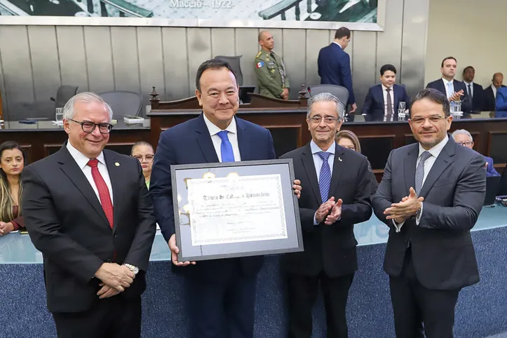 Mendes recebeu a homenagem ao lado dos presidentes do TJAL, desembargador Fábio Ferrario, e da ALE, deputado Marcelo Victor