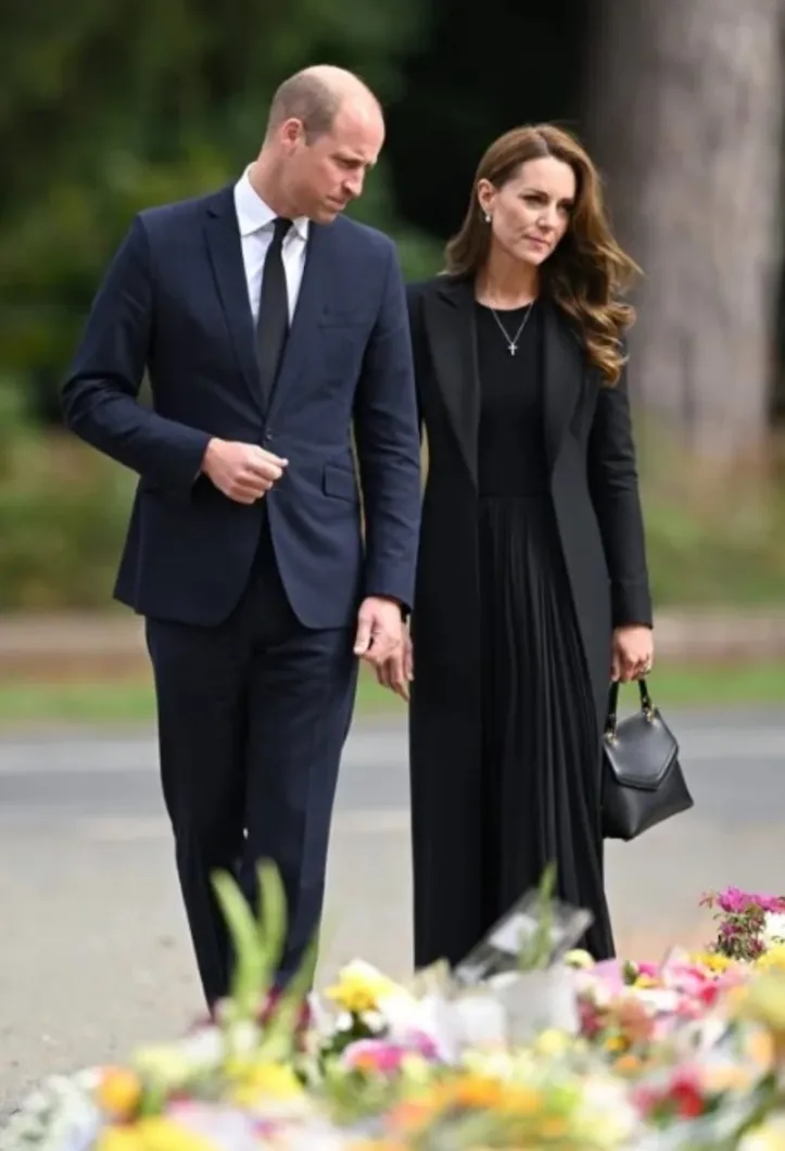 Imagem ilustrativa da imagem Kate Middleton leva “roupa da morte” para todas as viagens: entenda