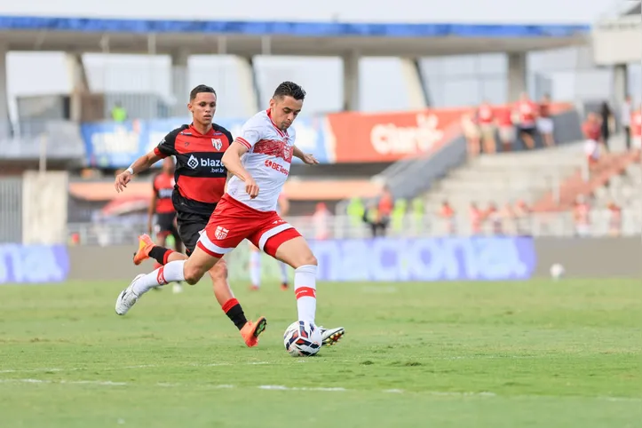 Matheus Ribeiro em ação pelo CRB, onde disputou 153 jogos