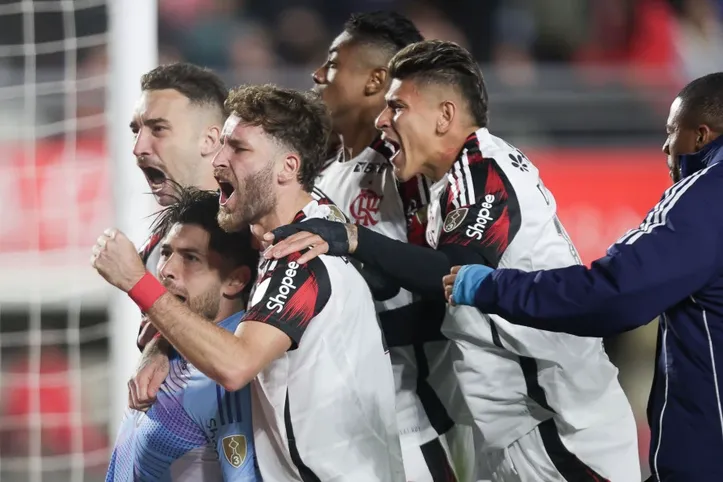 Jogadores do Fla festejam vitória sobre o Estudiantes nas quartas