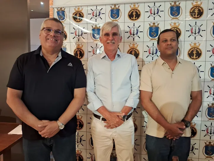 A nova diretoria do Soamar recepcionou o comandante do 3° Distrito Naval, vice-almirante JORGE JOSÉ DE MORAES RULL (à esq.), na foto ao lado do presidente da entidade, PAULO HANSEN, e do Capitão dos Portos de Alagoas, RODRIGO RIBEIRO GARCIA