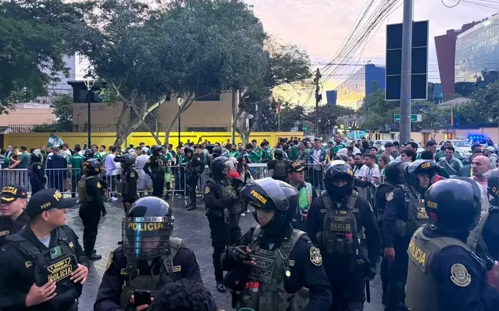 Policiais presentes em reunião de torcedores do Verdão, em Lima