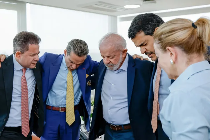 Lula se reúne com líderes evangélicos ao lado de Jorge Messias, favorito a vaga no STF
