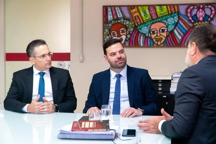 Vereador Chico Filho (centro) apresentou ao procurador Lean Araújo (dir.) as reclamações contra a BRK