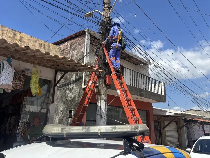 Fios inativos que estavam desordenados nos postes foram retirados