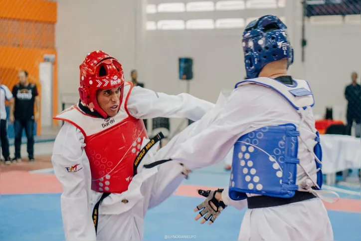 Alagoano Marcelo Melo (esq) é lutador e professor de taekwondo