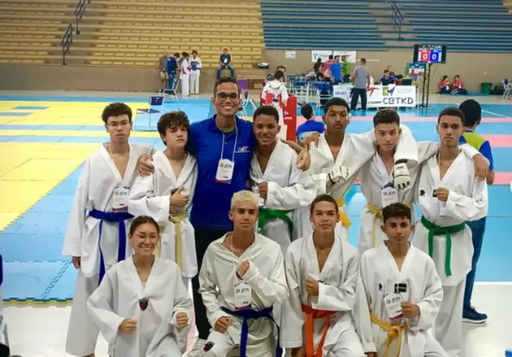 Marcelo Melo com os garotos do projeto “Marcelo TKD Team”