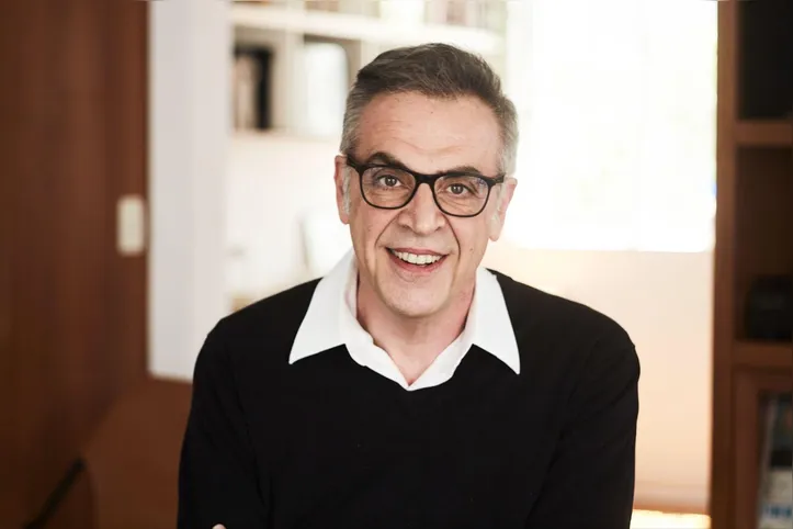 O escritor Ubiratan Muarrek apresenta o livro “Meio do Céu” na Bienal do Livro de Alagoas, discutindo as feridas históricas e linguísticas do país