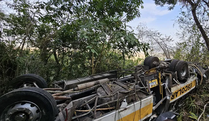 Veículo tombou e despencou de uma ribanceira de aproximadamente 100 metros, deixando 20 mortos