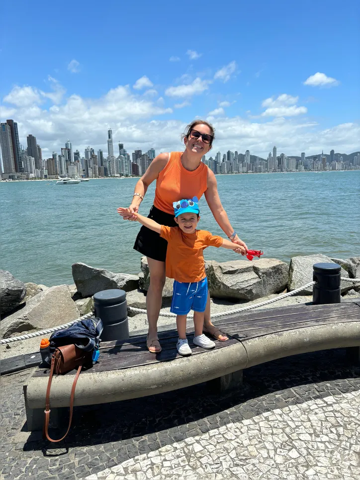 Monique e o filho Miguel de 4 anos