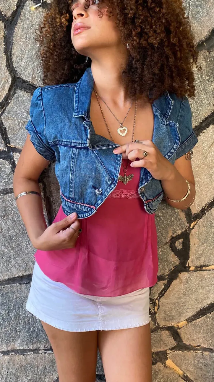 Clara, do Brechó Florescer, oferece um diferencial com reformas e personalizações das peças