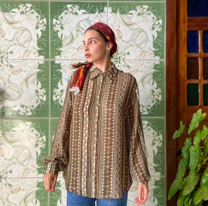 Ana Caroline, do Brechó Maria Farinha, oferece peças garimpadas com cuidado: negócio nasceu no momento em que precisou conciliar trabalho com maternidade