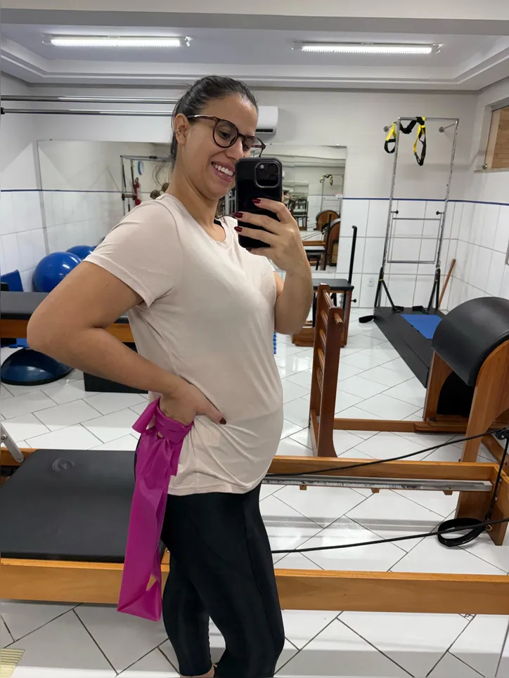 No sétimo mês de gestação, Mara Almeida tem praticado o pilates