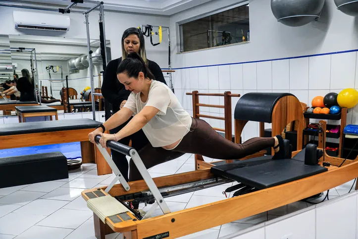 Prática não só melhora a condição física das mães, mas também a saúde do bebê
