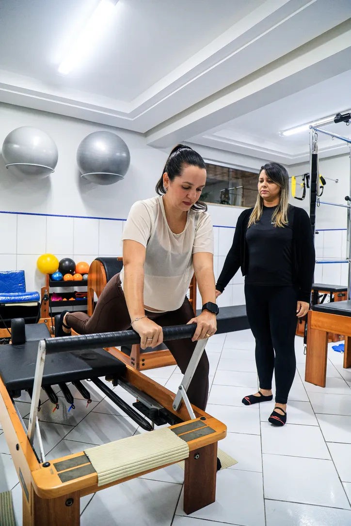 Fisioterapeuta acompanha de perto os exercícios realizados pelas gestantes