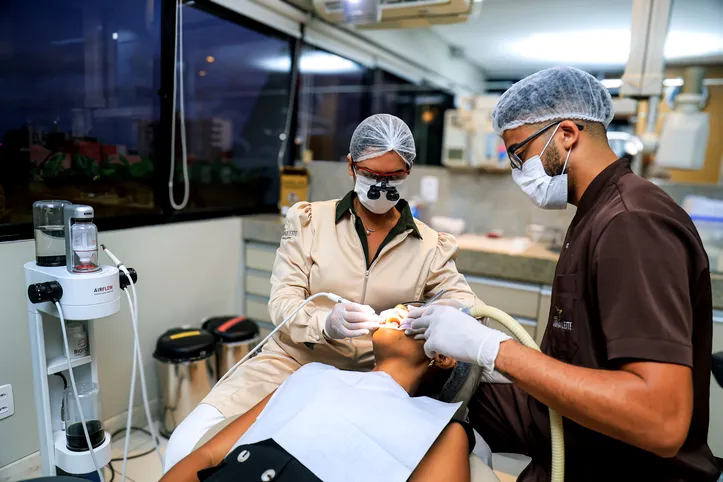 Maceió, 02 dezembro de 2025
Thaísa Leite, cirurgiã-dentista que cuida da saúde bucal durante o período de festas de final de ano. Alagoas - Brasil.
Foto:@Ailton Cruz