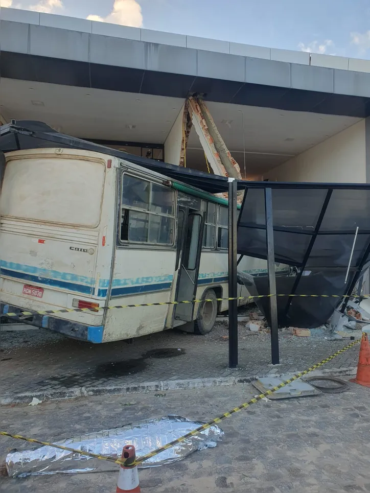 Ônibus saiu da pista e atingiu a fachada de loja
