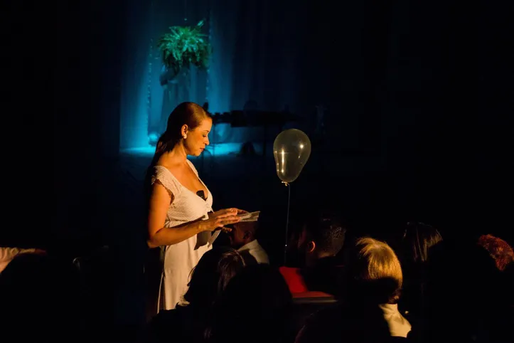 Ivana Iza em interação com a plateia no espetáculo "A Velha"