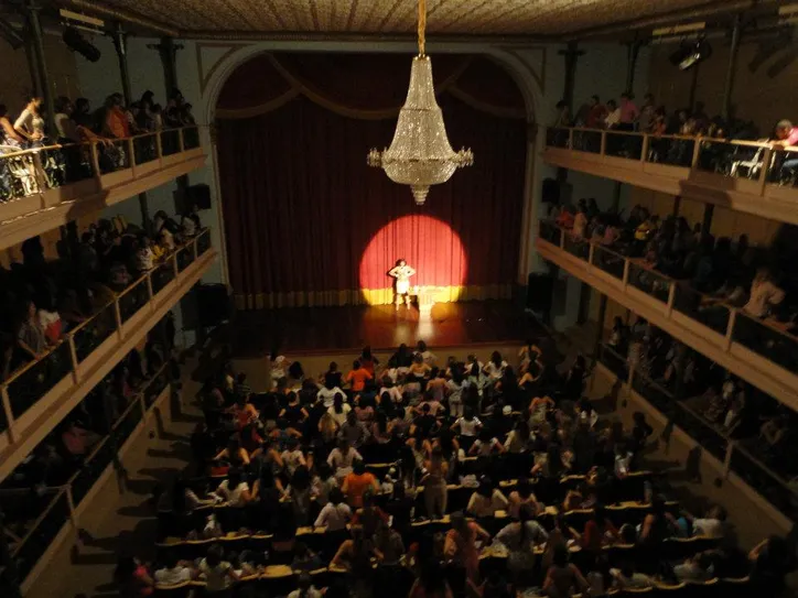 Ivana Iza em cena com o espetáculo 'Devassas'