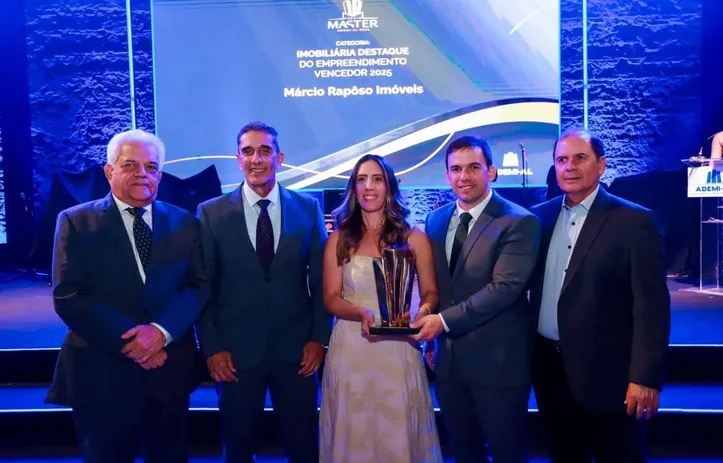 Ao lado do arquiteto MARIANO TEIXEIRA (esq.), os diretores da V2 Construções RONALD VASCO, RALPH VASCO e RALPH FILHO e a arquiteta BIA VASCO comemoraram a conquista de quatro troféus no Prêmio Master Ademi 2025